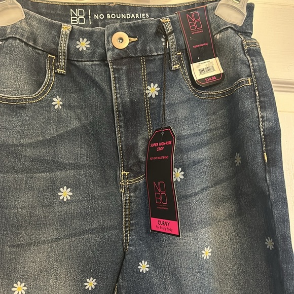 No Boundaries Juniors Curvy Ultra High Rise Crop Skinny Jeans - Picture 3 of 3